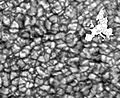 Taille comparée (approximative) de la granulation solaire et de l'Europe. La taille moyenne d'un granule solaire est de 1 000 km. Image réalisée à la lunette Jean Rösch de l'observatoire du Pic du Midi.