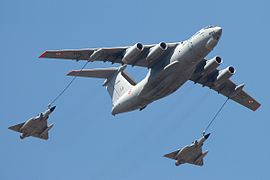 Un ravitailleur Il-78 avec deux Dassault Mirage 2000.