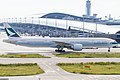 國泰航空的波音777-300ER型客機在關西國際機場滑行