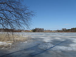 Järveä etelärannalta pohjoiseen eli kylään päin.