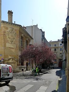 École construite à l'emplacement du grenier à sel.