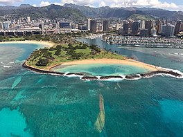 De kust fan Oähû by Honolulu sjoen út in helikopter.