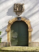 Wappen im östlichen Seitengebäude