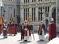 Début de procession du Saint-Sang devant la basilique.