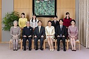 2021年1月に公開された天皇一家、上皇夫妻、秋篠宮一家の集合写真