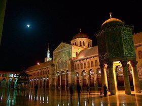 منظر جانبي لواجهة الجامع الداخلية في الليل.