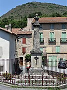 Le monument aux morts au bourg de Versols.