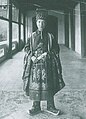 越南阮朝弘宗宣皇帝阮福晙（启定1916年—1925年）31岁登基时的冕服照片（1916年）。