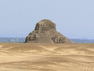 Svarta pyramiden i Dahshur som uppfördes av Amenemhet III.