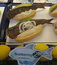 Brathering mit Zwiebelringen im Brötchen