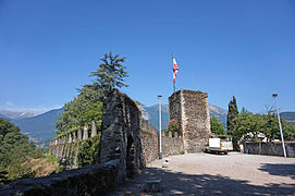 Donjon / tour Sarrasine du XIIe siècle, remparts, et jardin public de la tour sarrasine.