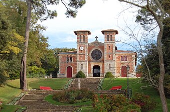 L’église avec les escaliers du chemin des Pères.