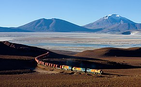 Un autre train Ferrocarril vers la passe d'Ascotan, transportant le minerai de plomb de la Mine de San Cristóbal au port d'Antofagasta. Avril 2012.