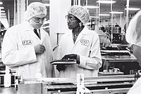 Inspección de una fábrica de medicamentos en Baltimore, a principios de la década de 1990. Kirk Sooter y Sarah Brown examinan los registros de lotes de productos cuando estos llegan a la línea de llenado.