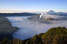 jika anda ingin menyaksikan gunung bromo dan semeru di kondisi terbaiknya saya sarankan anda datang saat terbitnya matahari.