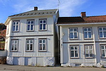 Foto von zwei weiß gestrichenen Holzhäusern