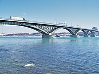 Brúgvin Peace Bridge millum Fort Erie í Kanada og Buffalo í USA .