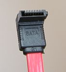 Um cabo de dados SATA de sete pinos (versão do conector em ângulo esquerdo)