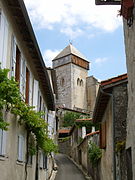 Una callejuela , con el campanario de la catedral