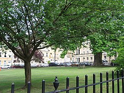 Die beiden zentralen Außendrehorte in Bath Royal Crescent (l.) und St. James's Square (r.).