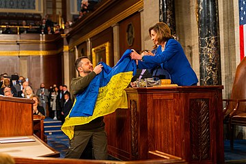 Ненсі Пелосі отримує український прапор з битви за Бахмут наприкінці промови Володимира Зеленського