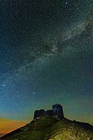 Обсерваторія на вершині вночі