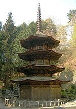 Pagode octogonale en bois à deux étages et un autre toit entourant ondulé.