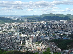 Uma vista de Anyang a partir do monte Suri