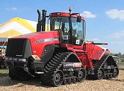 Steiger Case STX480 4 Laufwerke mit Gummiraupe zwischen dicht liegenden kleinen Laufrollen elastisch gespannt