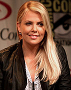 Charlize Theron, como Meredith Vickers.