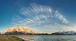 Cirrus fibratus en el cielo sobre Austnesfjorden, Noruega