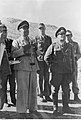 Le maréchal Albert Kesselring (à gauche) et le général blindé Hans Hube (à droite) sur le front dans le sud de l'Italie. Le maréchal et le général observent le cours des hostilités. En arrière-plan, des officiers allemands.