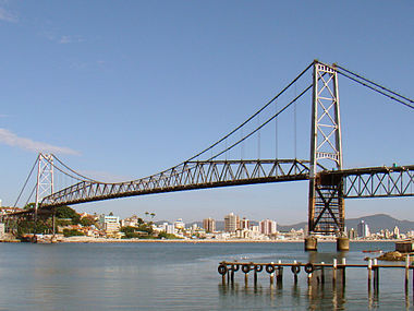 Vue sur le pont suspendu Hercílio Luz à Florianópolis, qui relie l'île de Santa Catarina au continent.