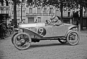 Une femme conduit une voiture avec un homme en passager.