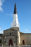 Église Saint-Étienne avec son clocher peint en noir et blanc.