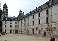 Innenhof des Klosters, das heute das Fernand Desmoulin Museum und einige Ausstellungsräume beherbergt