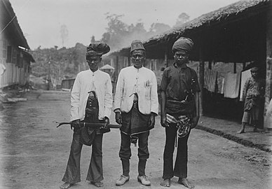 Laki-laki aceh memakai rencong