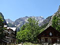 Le bureau des guides et une vue sur la vallée de Celse Nière.