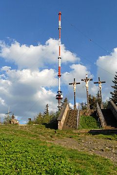 Kreuzigungsgruppe und Sendemast