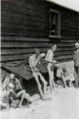 Leirin vankeja kuvattuna vuonna 1945 leirin vapauttamisen yhteydessä.