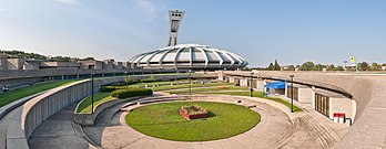 Vue panoramique du parc olympique de Montréal, avec, au centre, le stade olympique de Montréal. La tour, qui mesure 175 mètres de haut, est la plus grande tour inclinée au monde. (définition réelle 7 125 × 2 770)