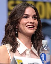 Shelley Hennig dans le rôle de Carrie.