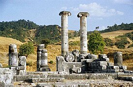 Vestiges d'un temple avec des colonnes ioniques