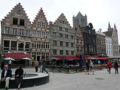 Un rang de maisons anciennes sur la place du Marché aux Grains (Korenmarkt).