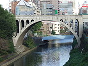 圣桥与下方的神田川