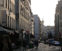 Rue de la Roquette (nahe Place de la Bastille), nach der das Viertel benannt wurde.