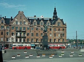 Räntmästarhuset ligger i hörnet Skeppsbron/Slussplan i närheten av Slussen. Byggnaden skapades förmodligen på 1660-talet av Nicodemus Tessin d.ä. och har byggts om ett flertal gånger: på 1890-talet av Fredrik Lilljekvist och senast i början av 1970-talet med Anders Tengbom som arkitekt. Han försökte att ge byggnaden sitt ursprungliga utseende tillbaka. Fotografiet till vänster är taget i maj 1963, det till höger i april 2009.