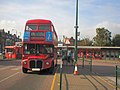 Ein Routemaster von London Sovereign mit der Wagennr. RM 1204 steht am 17. Oktober 2005 abfahrbereit auf Linie 13 an der U-Bahn-Station Golders Green.