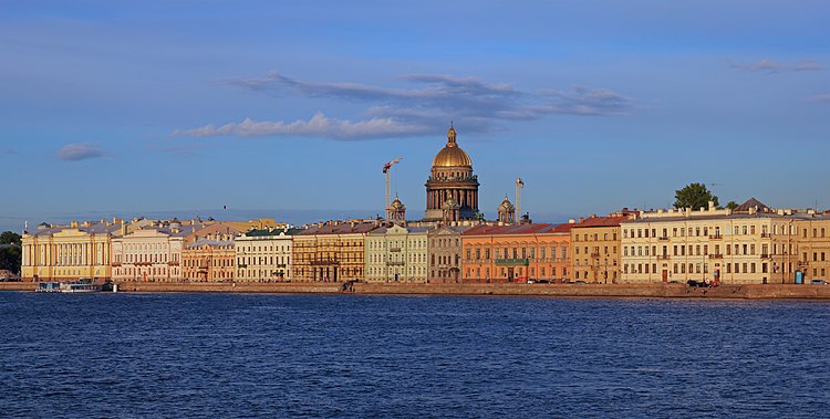 Вид на Английскую набережную в Санкт-Петербурге