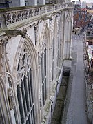 De zes noordelijke zijkapellen van het schip ontvangen het licht via zeer grote vensters met glas-in-loodramen. Bovenaan: het terras met de balustrade